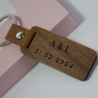 Rechthoekig sleutelhanger hout met leer datum